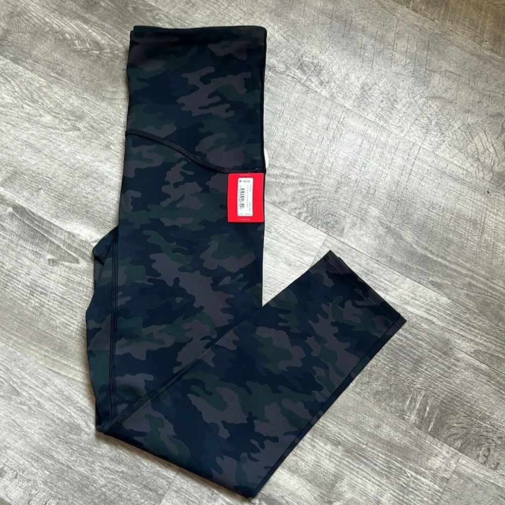 #235. NWT. SPANX Booty Boost 7/8 Printed Camo Leggings - Picture 10 of 13